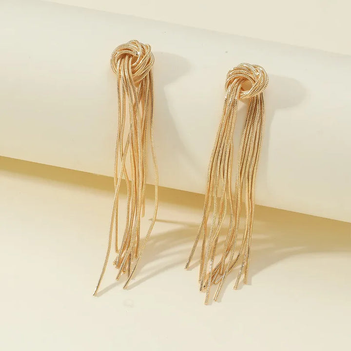 Silberne Statement-Ohrringe für Damen: luxuriöse lange Quasten und eleganter Knoten, ein Must-have.