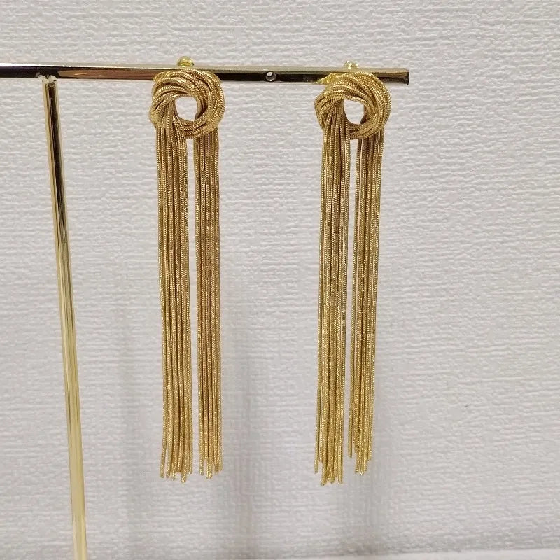 Exquisite goldene Quasten-Ohrringe für Damen, lange Ausführung mit schickem Knoten als luxuriöser Schmuck.
