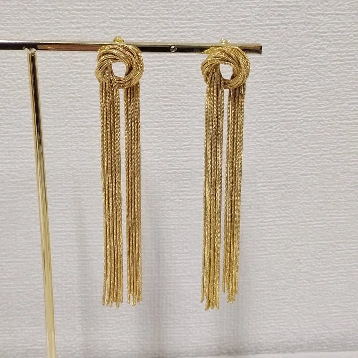 Exquisite goldene Quasten-Ohrringe für Damen, lange Ausführung mit schickem Knoten als luxuriöser Schmuck.