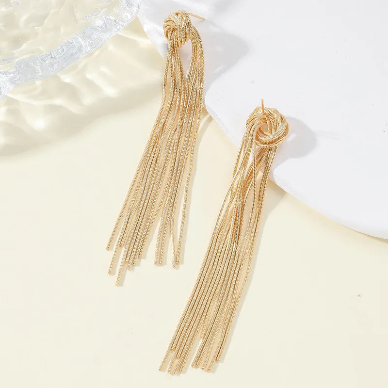 Lange Damen-Ohrringe mit feinen Quasten und kunstvollem Knoten in Gold & Silber, sehr stilvoll.