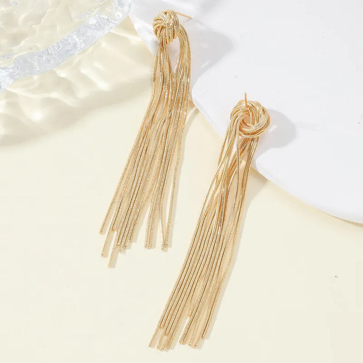 Lange Damen-Ohrringe mit feinen Quasten und kunstvollem Knoten in Gold & Silber, sehr stilvoll.