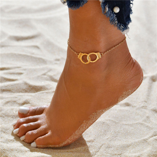 Model trägt elegante Damen Perlen Fußkette, ein stilvolles Sommer Accessoire am Knöchel.