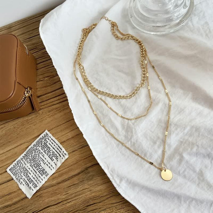Moderne Damen Goldkette mit elegantem Kreisanhänger, feiner Damenschmuck, Accessoire für besondere Anlässe.