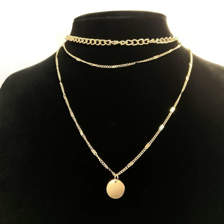 Goldene Damenkette, eleganter Kreis-Anhänger, feiner Schmuck, Accessoire für stilvolle Auftritte.