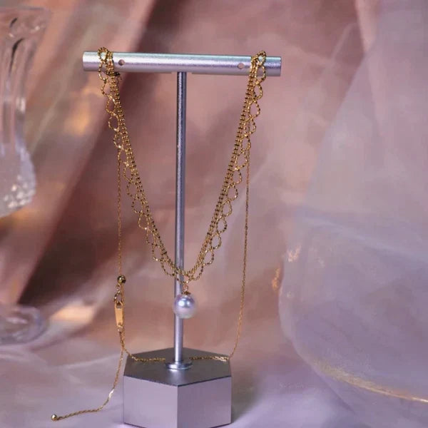 Luxuriöse mehrschichtige Perlenkette, ideales Geschenk für Frauen, betont Eleganz und Stil.