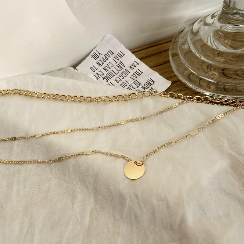 Elegante Damen Halskette mit rundem Anhänger, stilvoller Goldschmuck für Frauen, perfektes Accessoire.
