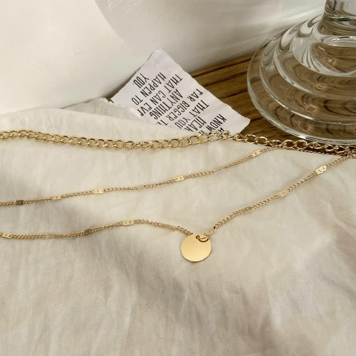 Elegante Damen Halskette mit rundem Anhänger, stilvoller Goldschmuck für Frauen, perfektes Accessoire.