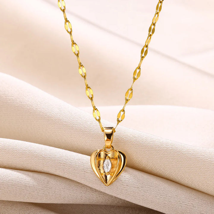 Zeitloser Damenschmuck: elegante Edelstahl-Halskette mit poliertem Herzanhänger am Hals einer Frau.