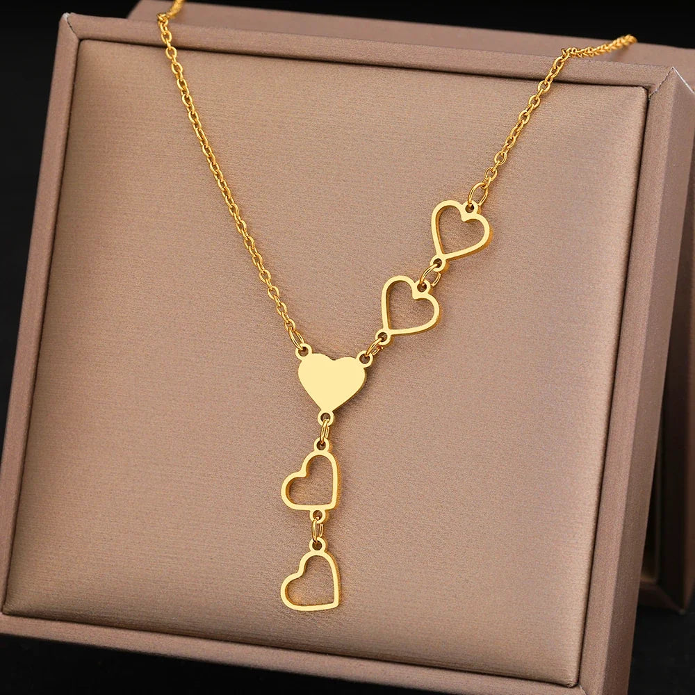 Elegante Damen Halskette mit zwei verbundenen Herzen in glänzendem Gold & Silber. Ideales Geschenk.