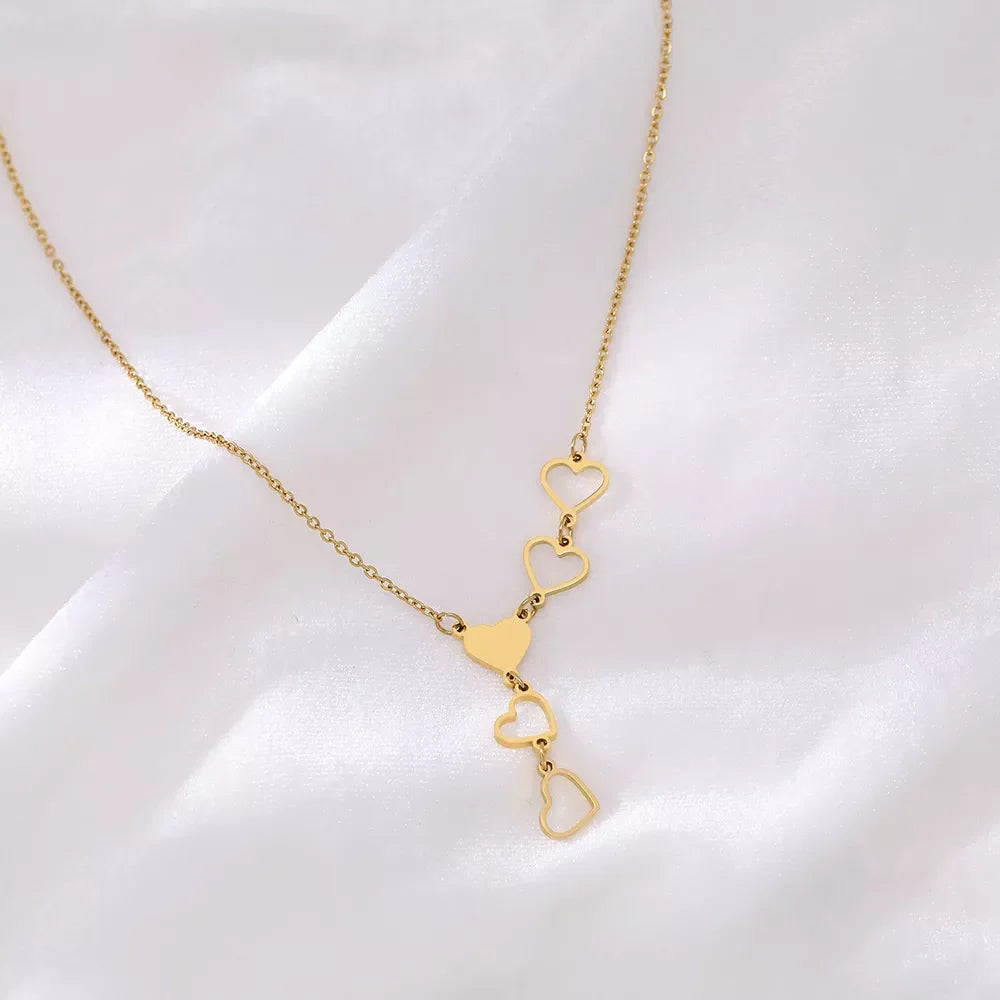 Romantische Damen Herzkette aus Gold- und Silberschmuck, verbundene Herzen. Tolles Valentinstag Geschenk.