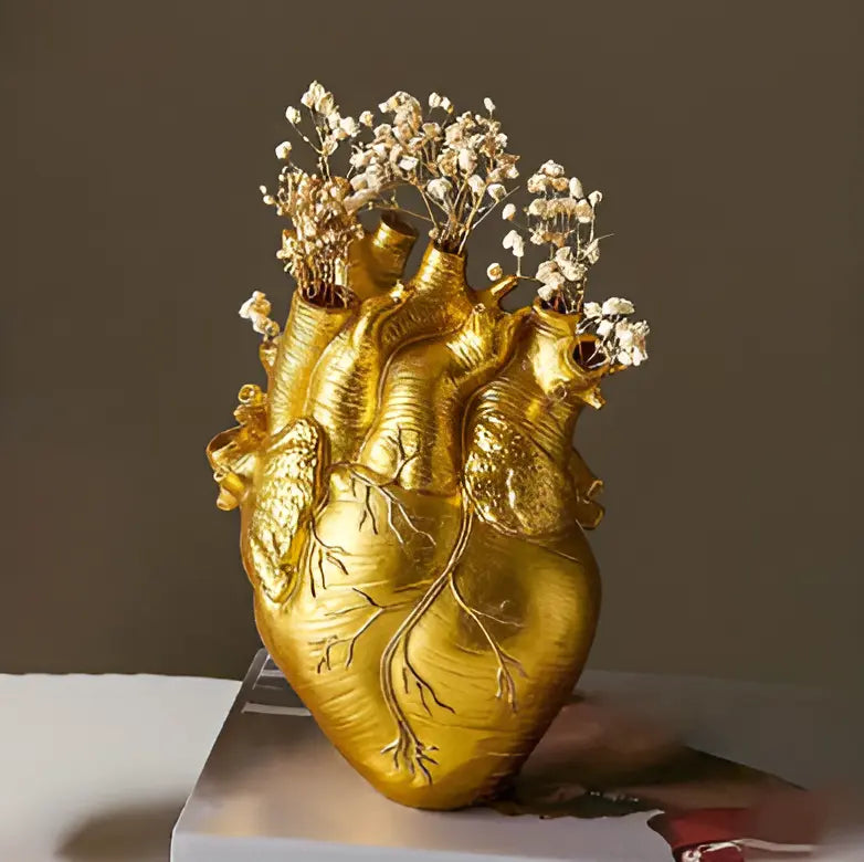 Herzförmige Dekovase aus Harz, inspiriert von griechischer Kunst, als stilvolles Wohnaccessoire.
