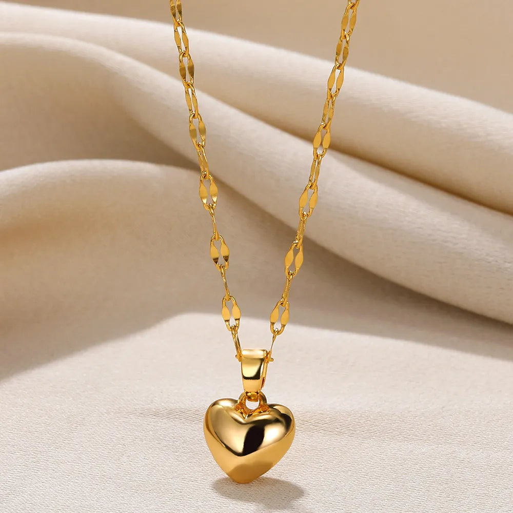 Trendige Damen Halskette mit zartem Herz-Anhänger aus goldfarbenem Edelstahl. Eleganter Schmuck für jeden Anlass.