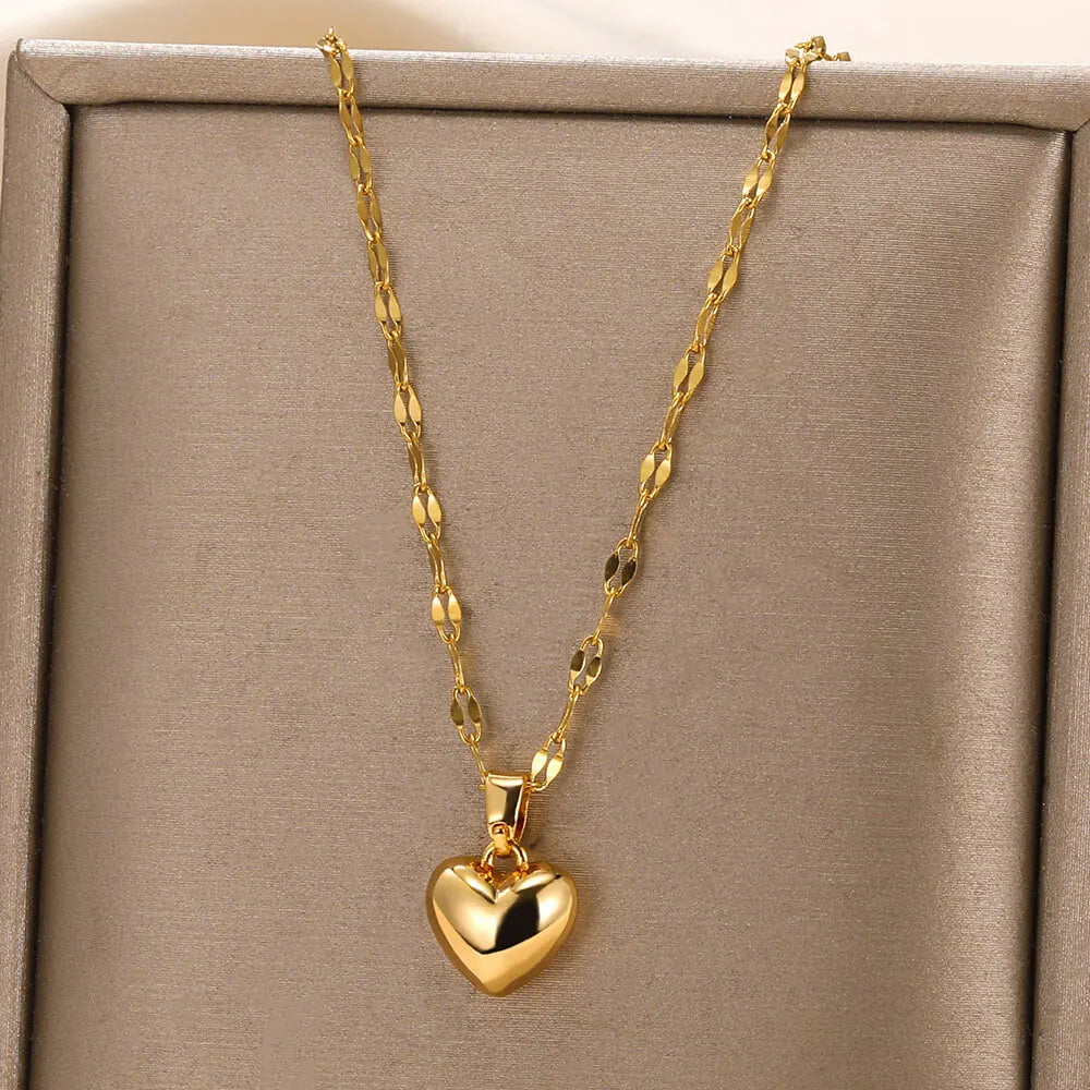 Glänzende Damen Herz-Halskette aus goldfarbenem Edelstahl. Zeitloser Schmuck mit Herz-Anhänger, ideal als Geschenk.