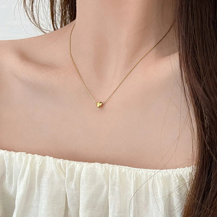 Nahaufnahme: filigrane minimalistische Herzkette aus glänzendem Edelstahl für Damen.