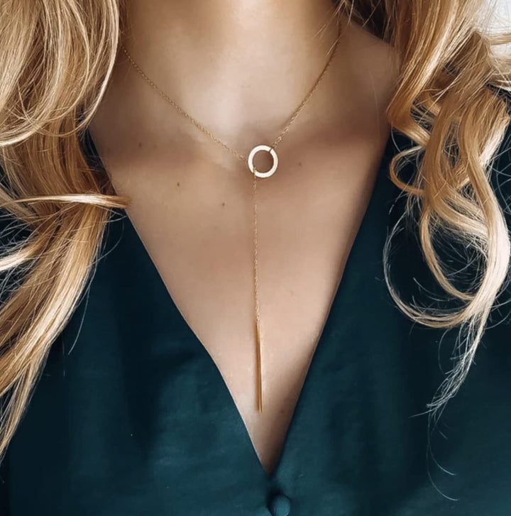 Schlichte Damen Lariat-Halskette, zarter Barren-Anhänger, perfekt für einen eleganten Alltagslook.