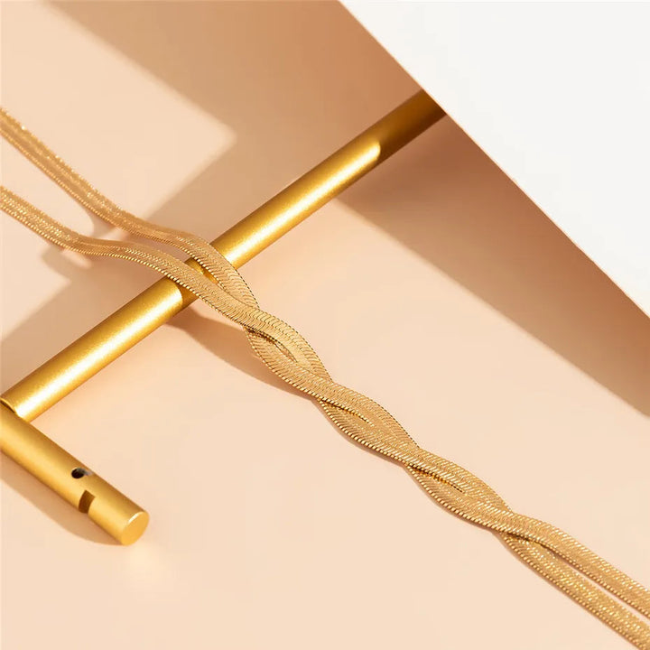 Damen Schlangenkette im Etui, elegante Geschenkidee, modischer Halsschmuck für besondere Anlässe.