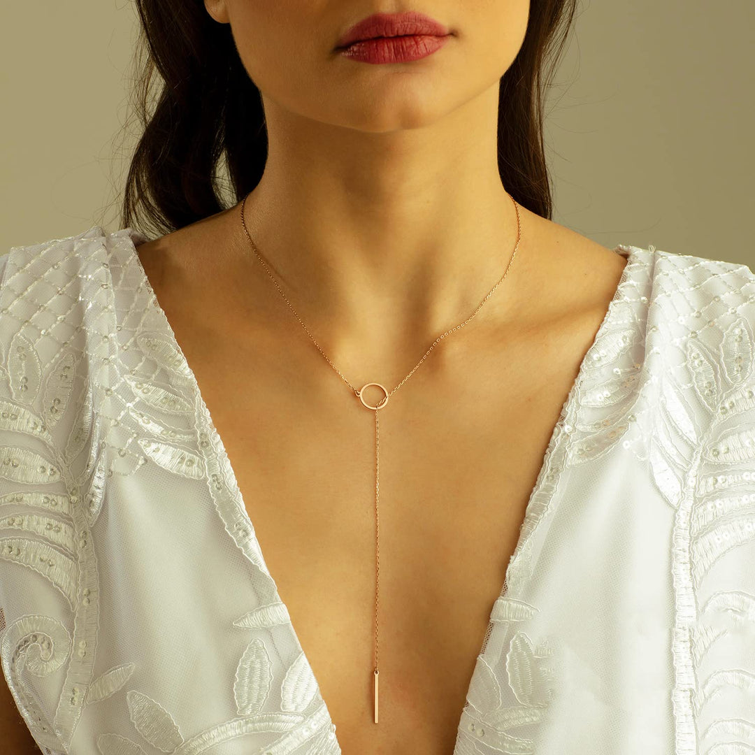 Vielseitige Damen Lariat-Halskette mit Barren-Anhänger, erhältlich in Gold, Silber und Roségold.