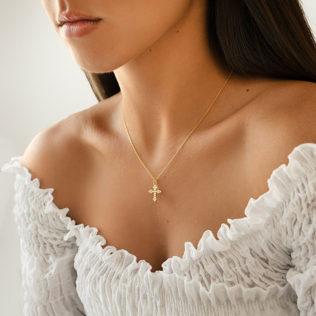 Filigrane Damen Silberkette mit Kreuz-Anhänger, besetzt mit strahlenden Zirkonia. Moderner Schmuck.