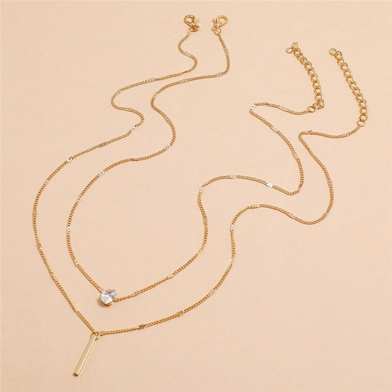 Glänzende Gold-Halskette für Damen im Vintage-Stil. Ein komplettes Schmuck-Set mit Anhängern.