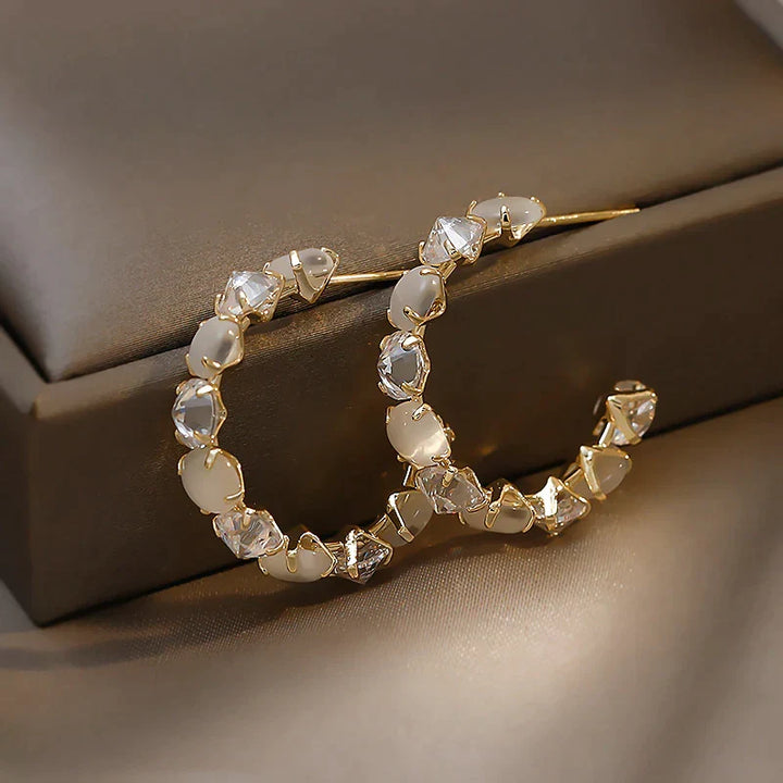 Vergoldete Damen-Creolen mit schillernden Opal-Edelsteinen, einzigartiger und eleganter Schmuck.