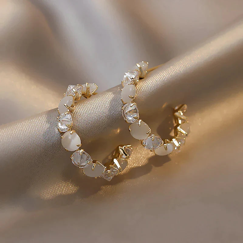Schillernde Opal-Ohrringe für Damen, eleganter Edelstein-Schmuck mit einzigartigem Glanz.