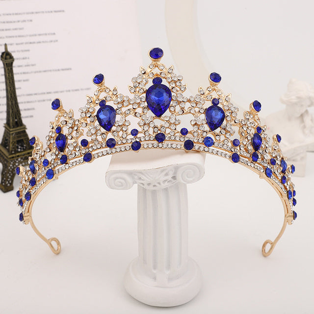 Vintage-Damenkrone: Handgefertigter Haarschmuck mit funkelnden Kristallen.