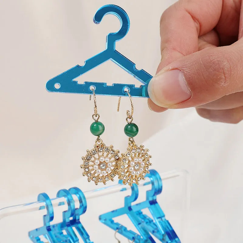 Praktische Acryl-Schmuckaufbewahrung (8er Set) für Damen. Transparentes Dreieck-Design für Ohrringe.