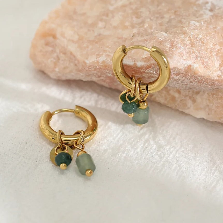 Moderne Gold Creolen für Damen mit funkelndem grünem Naturstein-Anhänger, stilvolles Accessoire.