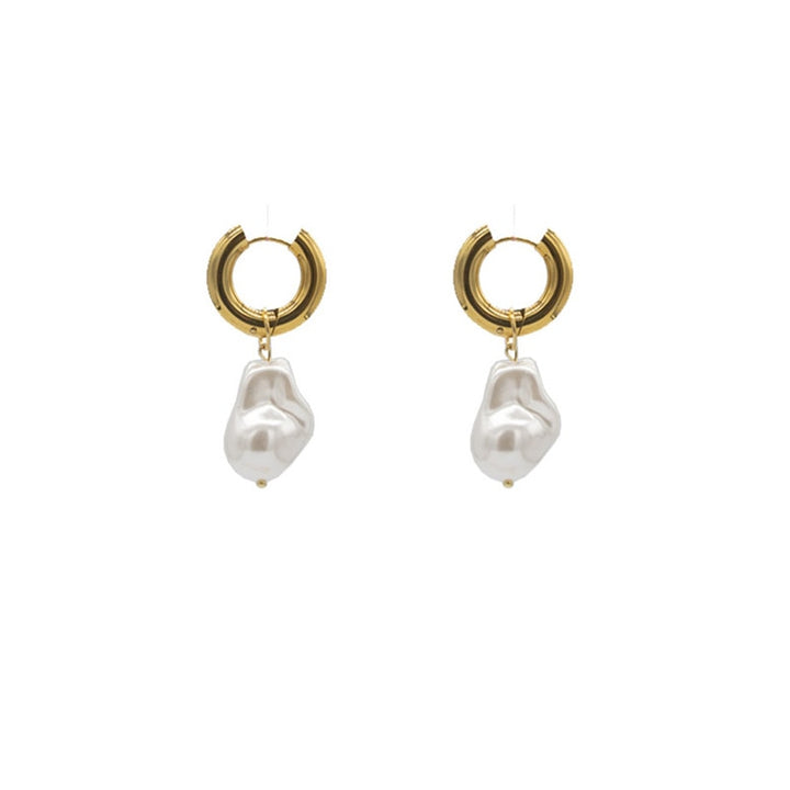 Zeitlose goldfarbene Kreisohrringe für Damen, verziert mit eleganten Barockperlen. Perfekt als Vintage Schmuck.