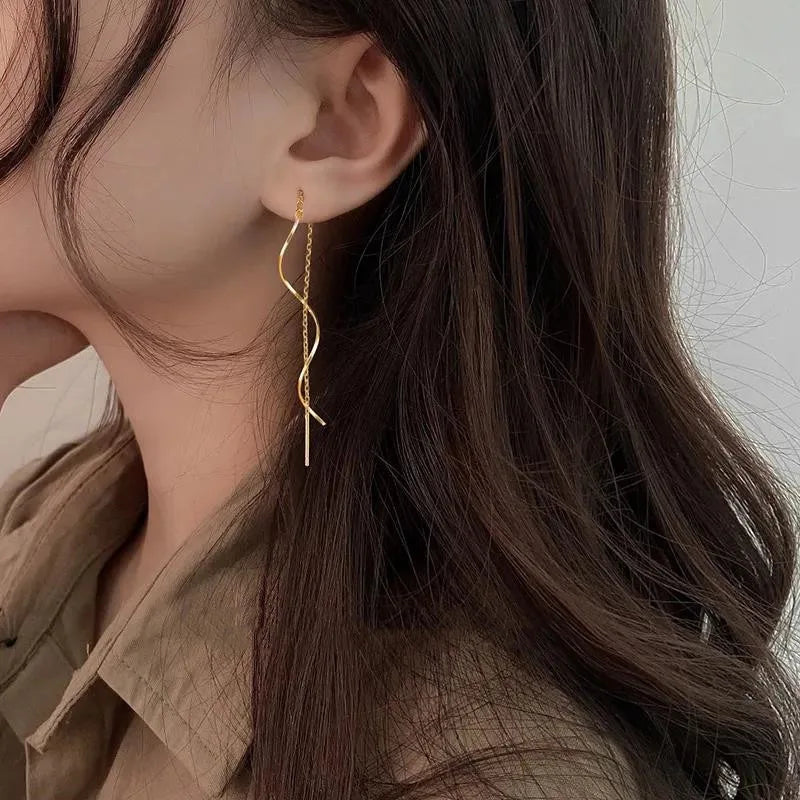 Vielseitige wellenförmige Quastenohrringe für Damen, von Casual bis elegant.