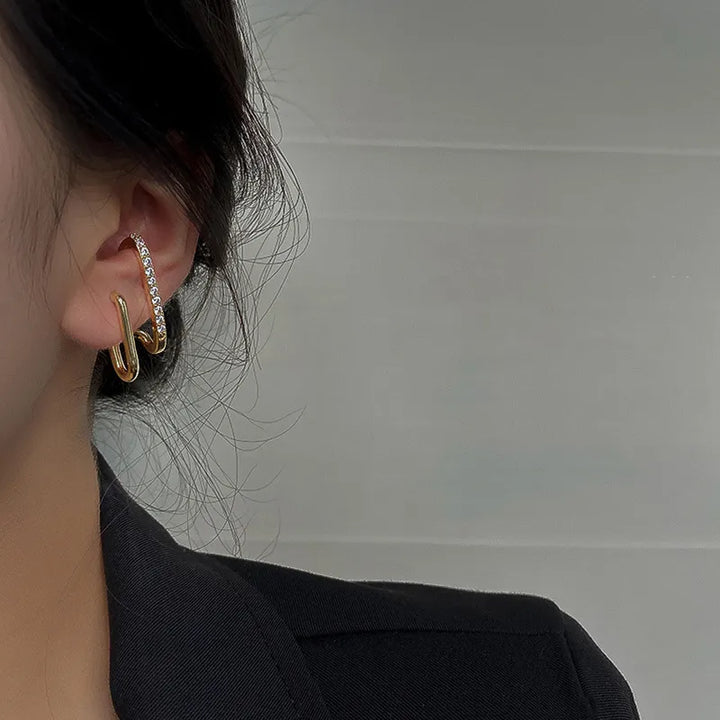 Glamouröse Damen Ohrstecker mit Kristallen im Krallen-Design, die einen Illusions-Look für Eleganz schaffen.