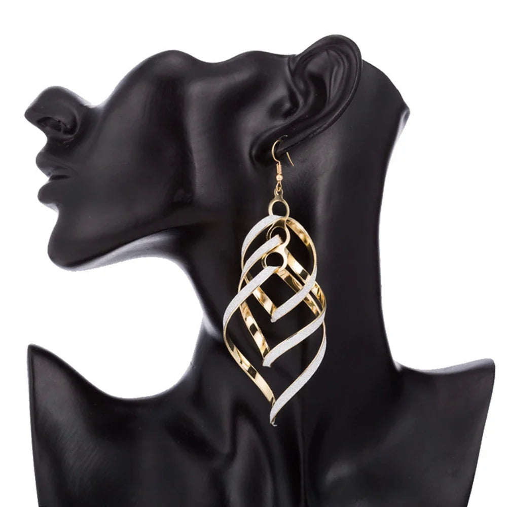 Geschenkidee: Elegante Damen-Spiralohrringe mit Glockenspiel-Elementen aus antiallergischem Edelstahl.