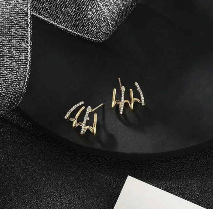 Set aus eleganten, vergoldeten Damen Creolen in verschiedenen Größen, stapelbar und hypoallergen.