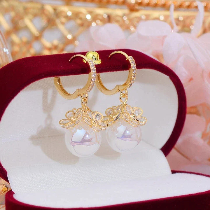 Elegante Damen Perlenohrringe, vergoldet mit funkelndem Zirkonia. Zeitloser, runder Ohrschmuck für Luxus.