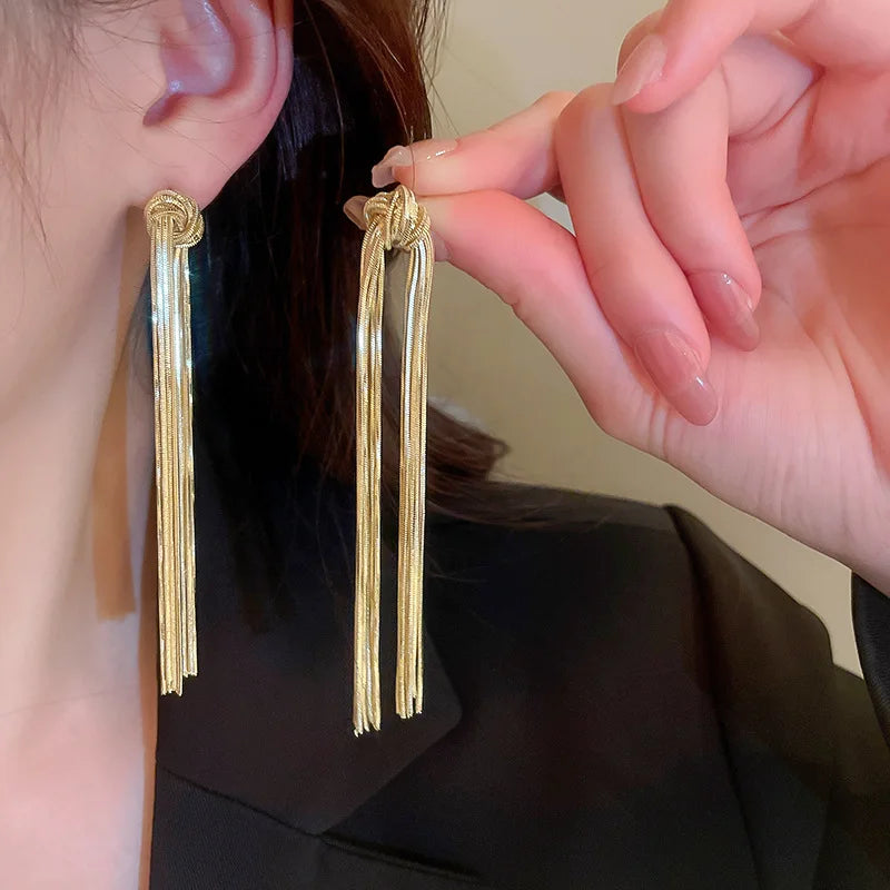 Luxuriöse lange Damen-Quasten-Ohrringe mit elegantem Knoten in Gold/Silber, ein Statement-Schmuck.