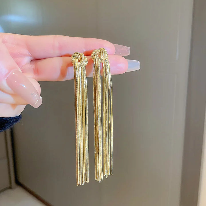 Statement-Damen-Ohrringe: lange Quasten-Design mit edlem Knoten in Gold oder Silber.