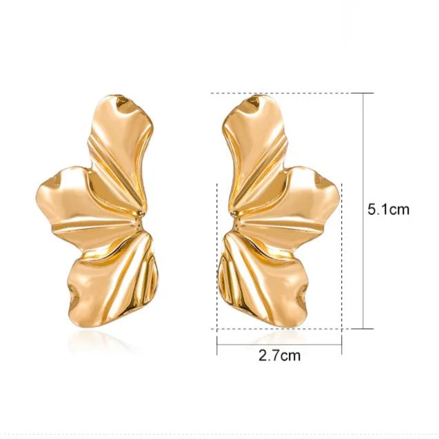 Exquisite Damen Blütenblatt-Ohrringe. Zeitlose, elegante Ohrstecker aus Metall, ideales Schmuck-Geschenk.