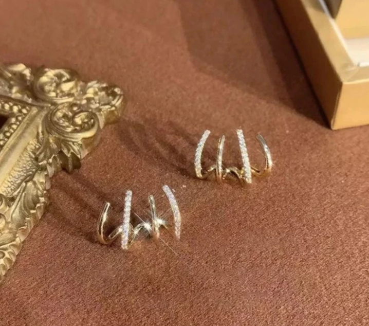 Elegantes Set vergoldeter Damen Creolen, ideal als Geschenk für Frauen, luxuriöser Damenschmuck.