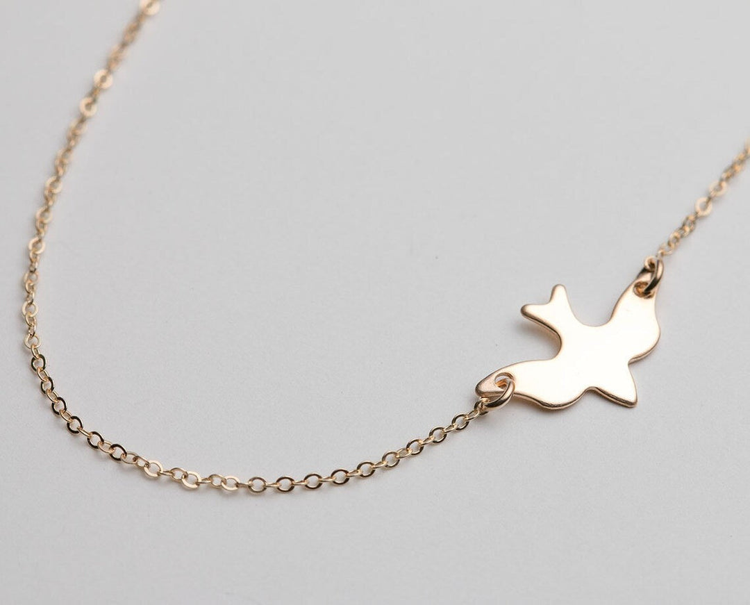 Zarte Damen-Halskette mit filigranem Vogel-Anhänger, elegante Goldkette aus Zinklegierung.