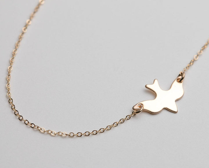 Zarte Damen-Halskette mit filigranem Vogel-Anhänger, elegante Goldkette aus Zinklegierung.