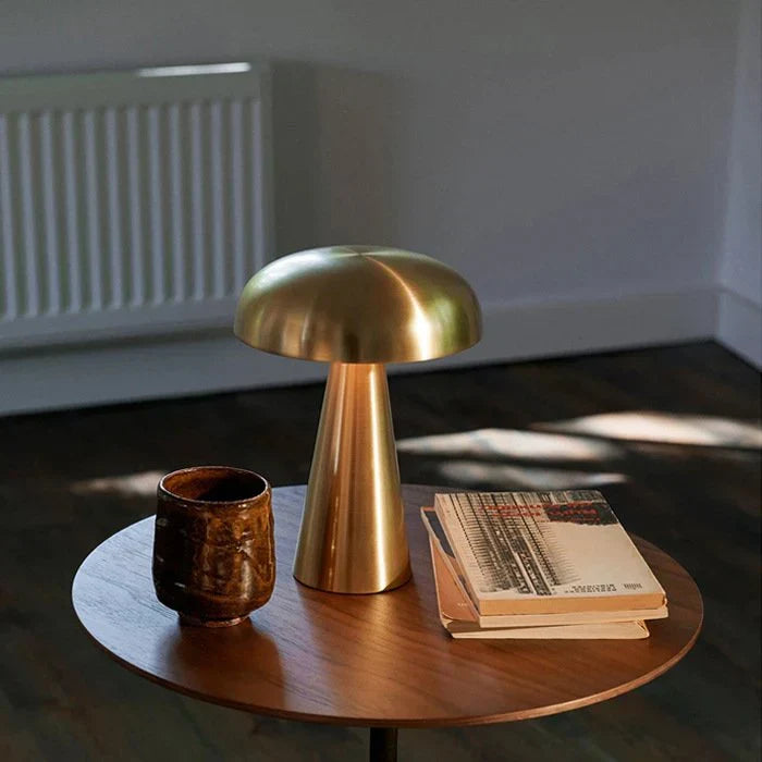 Moderne Gold-Bronze LED Tischlampe, kabellos & wiederaufladbar, ideal als Stimmungslicht.