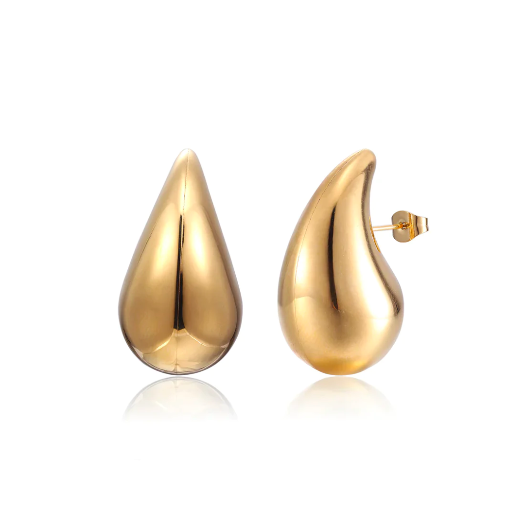 Schimmernde Gold Tropfenohrringe GlimmerDrops, eleganter Damenschmuck für Abend und Alltag.
