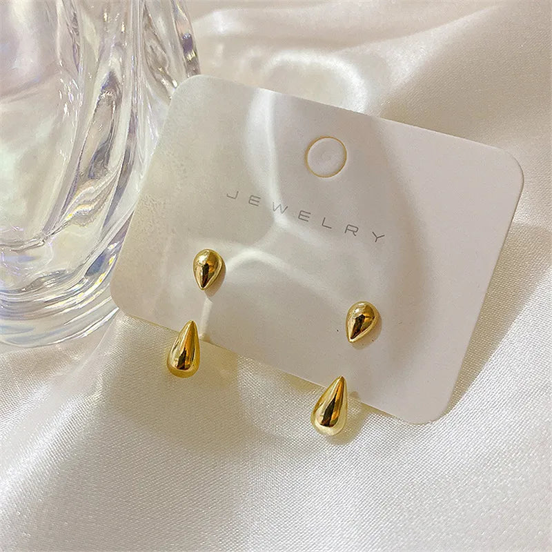 Stilvolle silberne Wassertropfen Ohrstecker, geometrisch & modern. Ideal als elegantes Schmuckgeschenk.