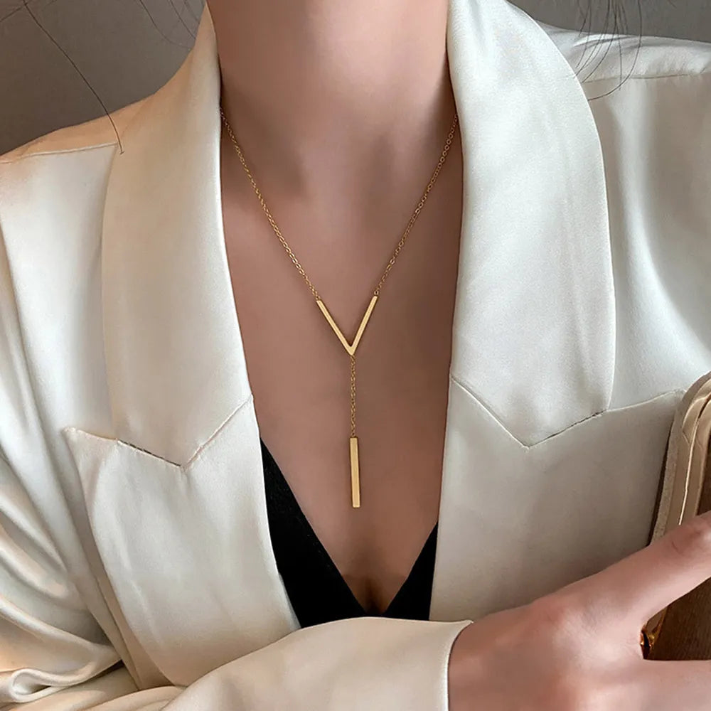 Wunderschöne V-förmige Goldkette für Damen, ein ideales Geschenk und modisches Damenschmuck-Design.