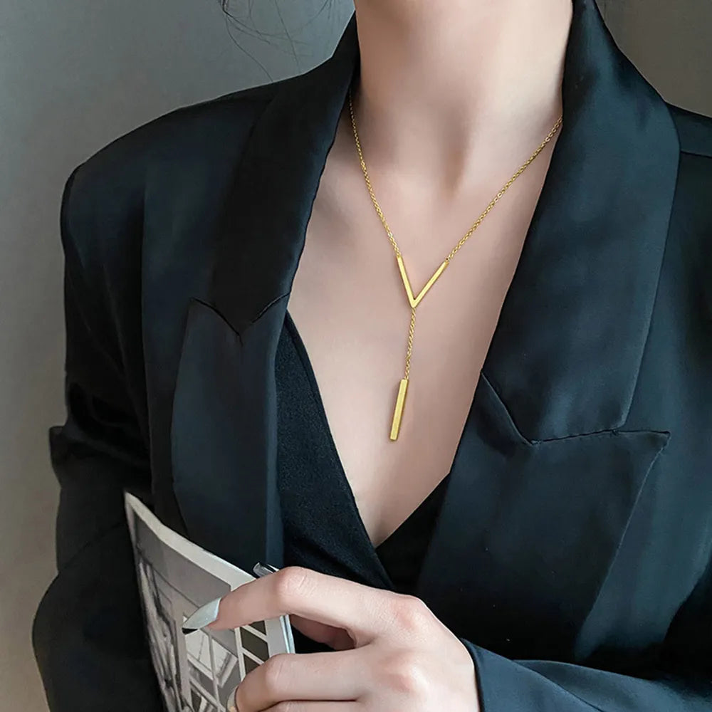 Feine Damen V-Halskette aus Gold, ein elegantes und hochwertiges Schmuckstück, das glänzt.