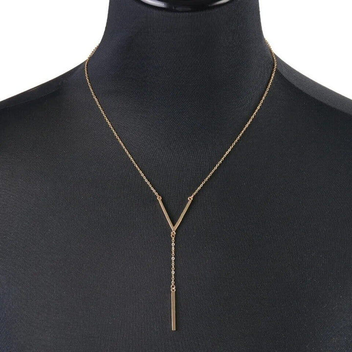 Elegante Damen V-förmige Gold Halskette, perfekt als glamouröses Accessoire für besondere Anlässe.