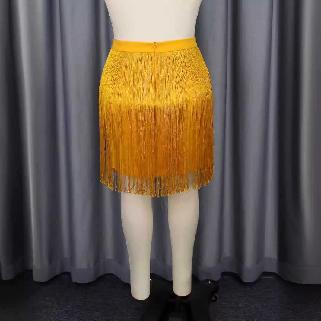 Schimmernder Goldrock mit langen Fransen, ideal als stylischer Ausgehrock für modebewusste Frauen.