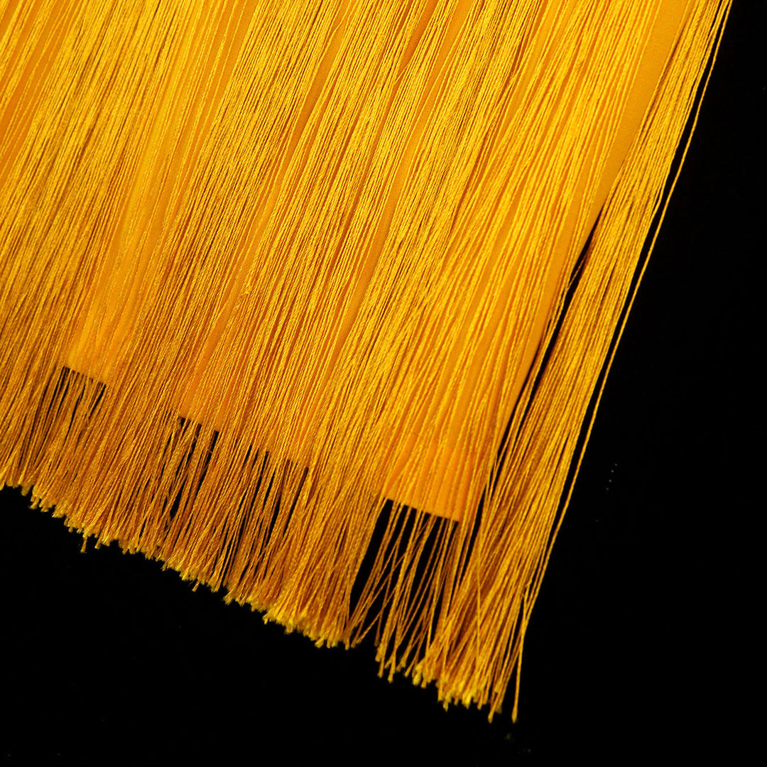 Bequemer Damenrock in Gold mit dynamischen Fransen, der Bewegungsfreiheit und Glamour vereint.