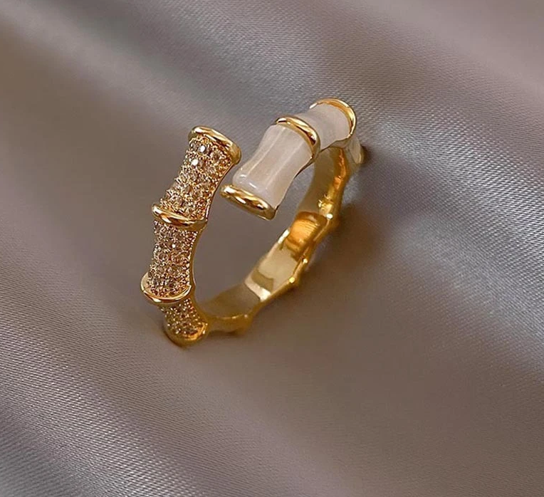 Eleganter Damenring mit schillerndem Opal und filigranem Bambus-Design. Verstellbarer Schmuck für jeden Finger.