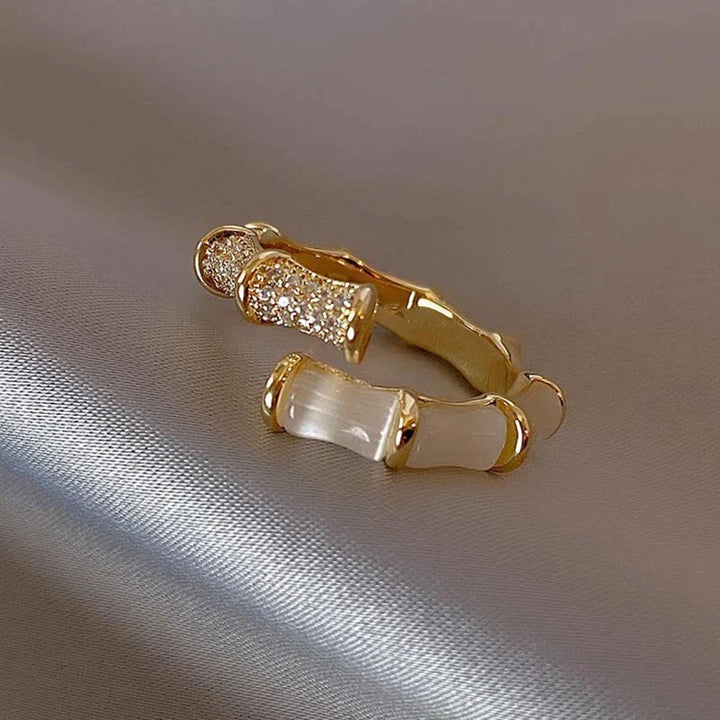 Edler Opalring für Damen. Verstellbares Bambus-Design als perfektes Geschenk. Eleganter Schmuck für jede Frau.